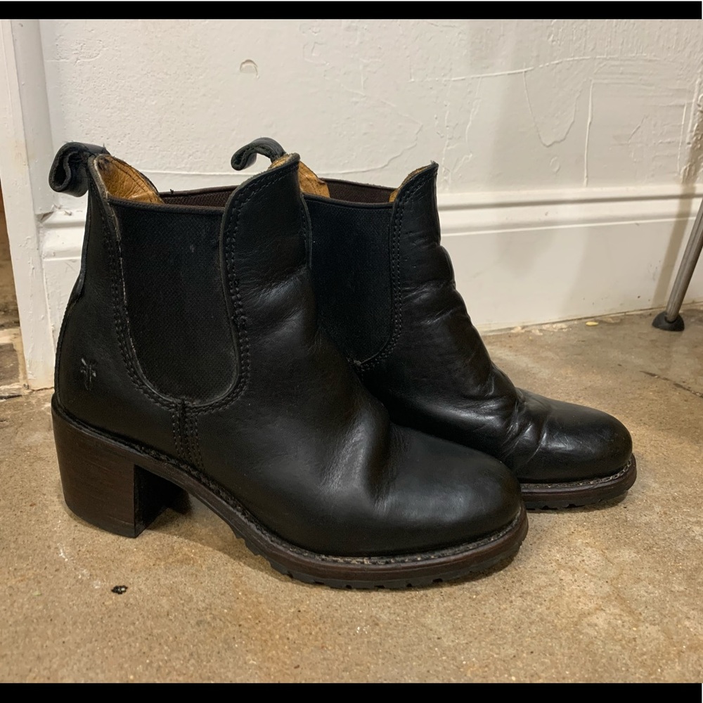 Frye Sabrina Chelsea boots
